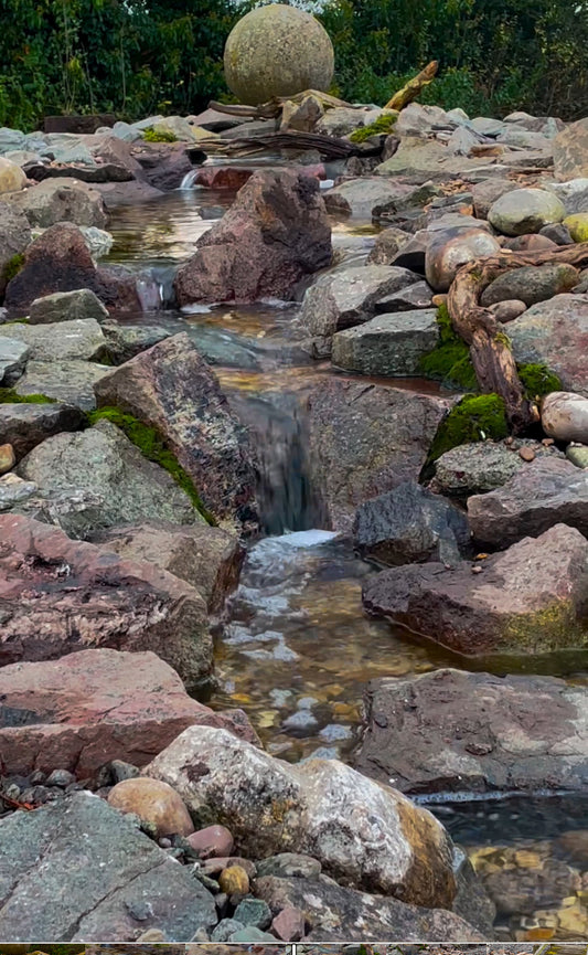 Waterfall/stream 10m (33ft)